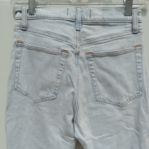 Abercrombie & Fitch The Slim Straight Ultra High Rise Size 26/2 Light Wash Slit - Picture 9 of 10